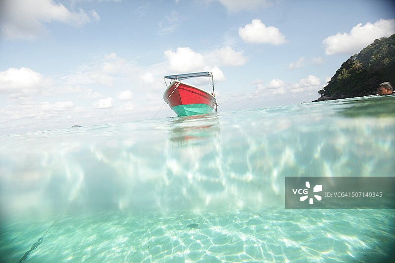 清澈水面上的船只图片素材