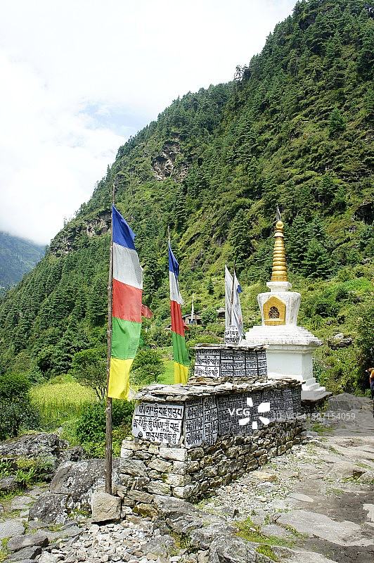 刻有佛教真言的玛尼石墙图片素材