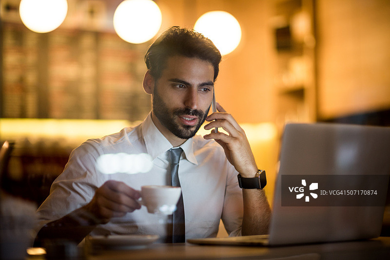 正在打电话的数字游民图片素材