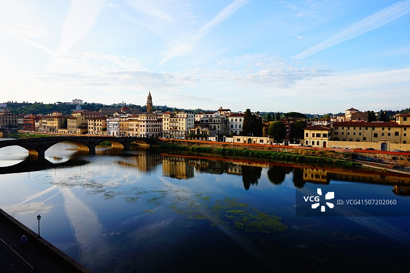 色彩鲜艳的佛罗伦萨城市，意大利阿诺河图片素材