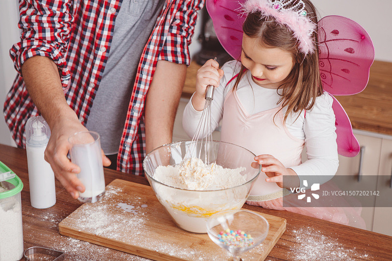 父女在厨房烘焙图片素材