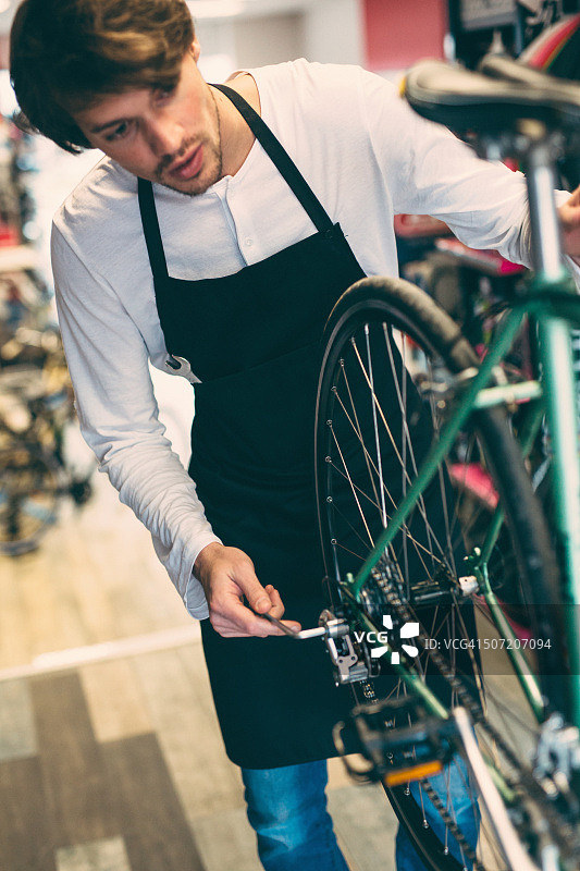 自行车修理工图片素材