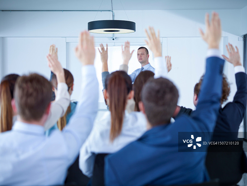 商人在会议上进行演示图片素材