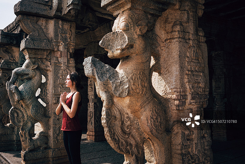 在寺庙里做瑜伽图片素材