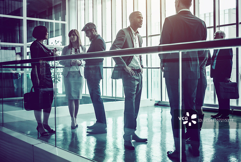 办公室大厅里的商务人士图片素材