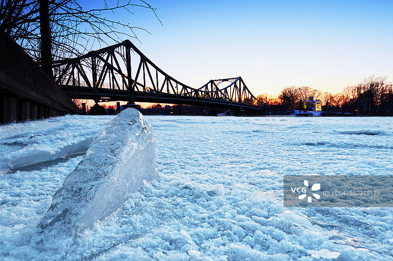 格利尼克桥的冰面图片素材