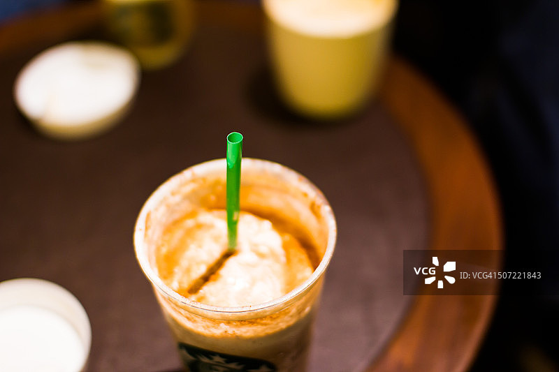 咖啡桌上带吸管的混合冰饮图片素材