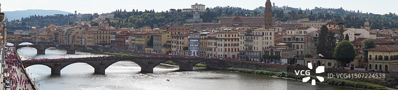 意大利佛罗伦萨阿诺河畔和桥梁、维琪奥桥全景图片素材