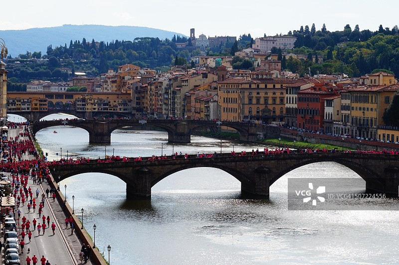 意大利佛罗伦萨阿诺河老桥树景图片素材