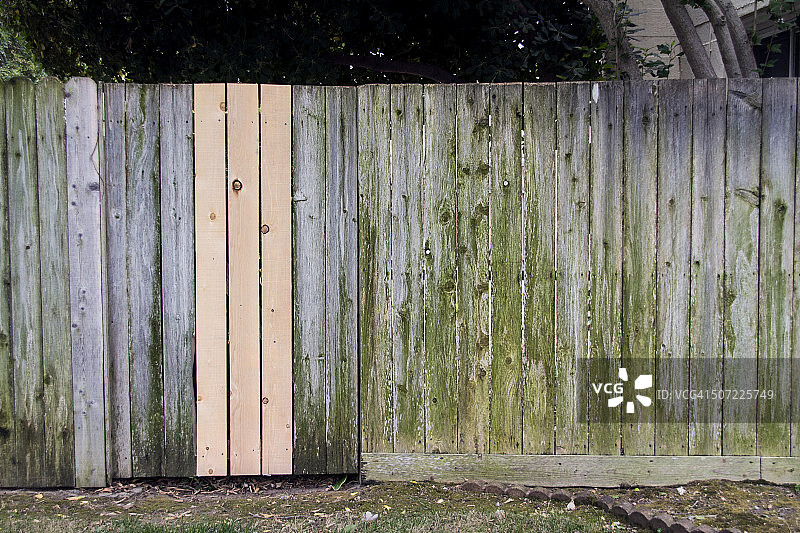 用新木板修补的旧围栏图片素材