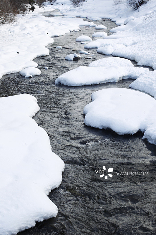 特拉基河上的雪景图片素材
