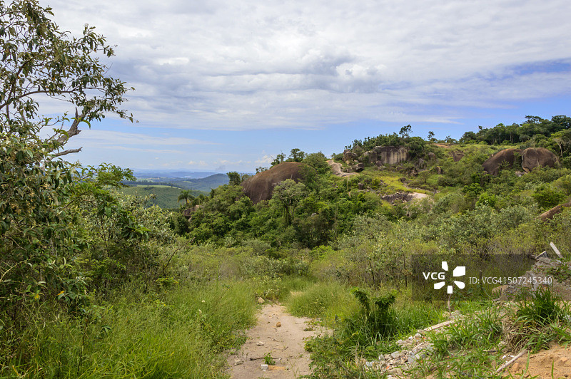 巨石林立的森林山谷图片素材