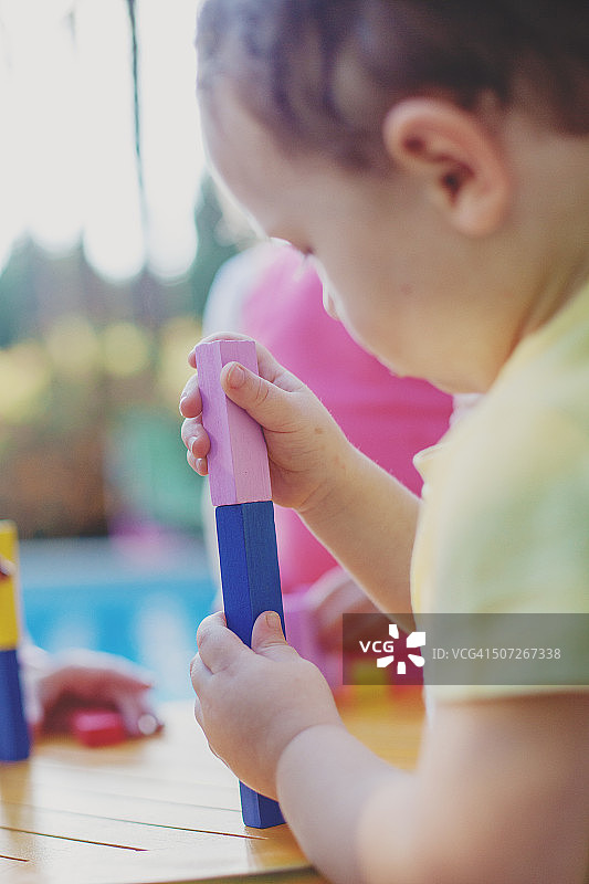 儿童玩彩色积木图片素材