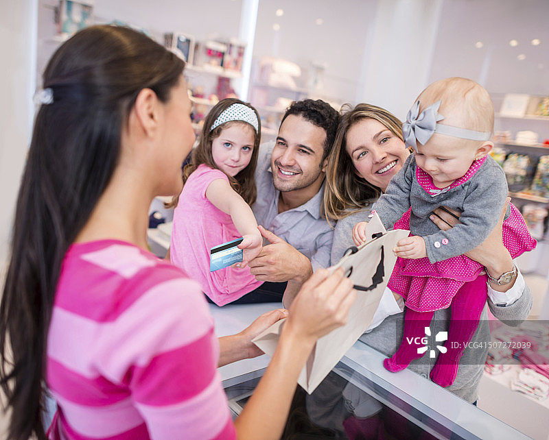 快乐的一家人购物图片素材