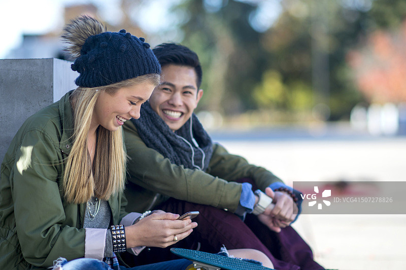 在户外一起欢笑的夫妇图片素材