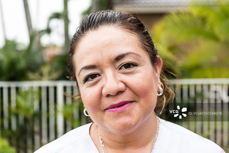 笑容满面的中年家庭主妇图片素材