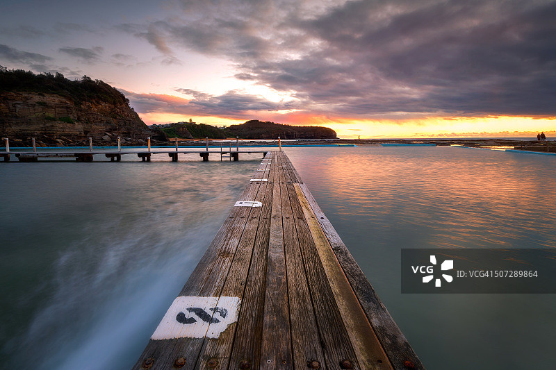 纳拉宾天然泳池的壮丽日出图片素材