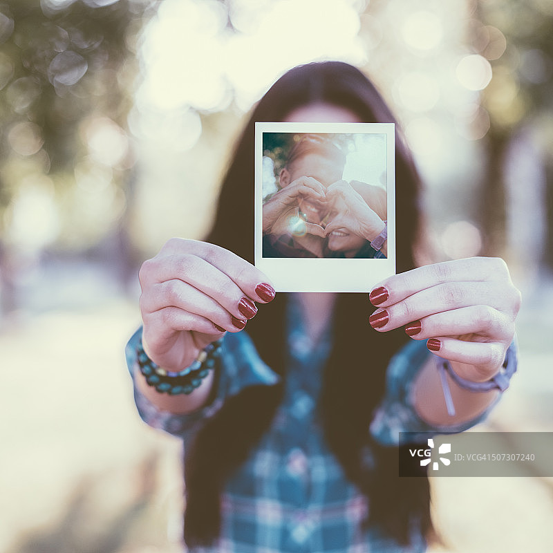 女孩展示即时照片图片素材