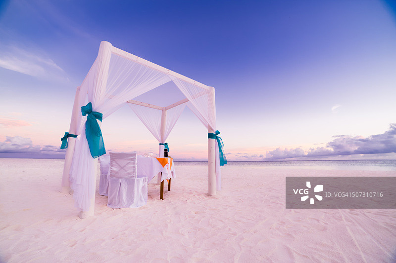 海滩浪漫晚餐布置图片素材