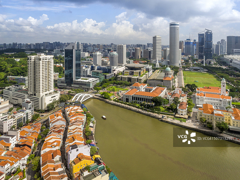 从华侨银行观赏新加坡河与城市天际线图片素材