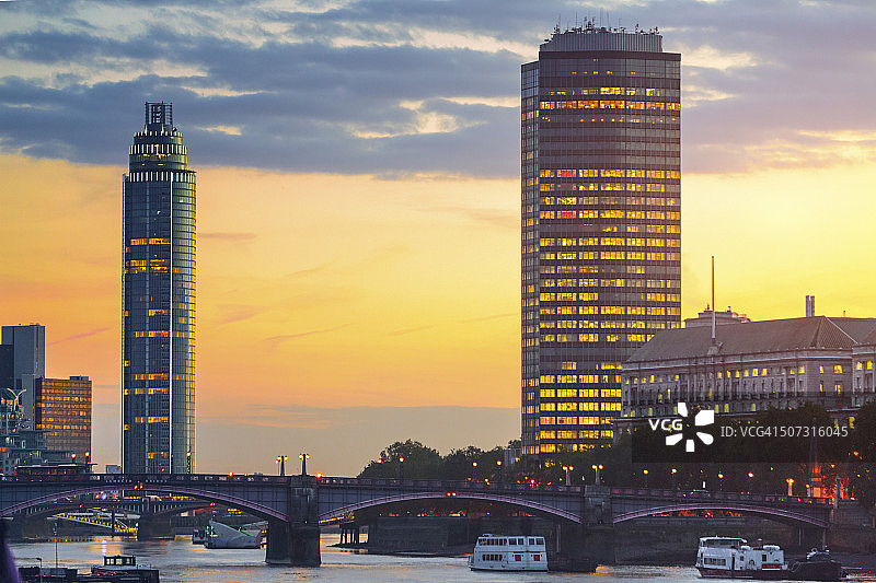 伦敦城市风光：兰贝斯桥与摩天大楼图片素材