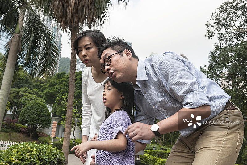 母亲、父亲和女儿在香港公园，中国图片素材