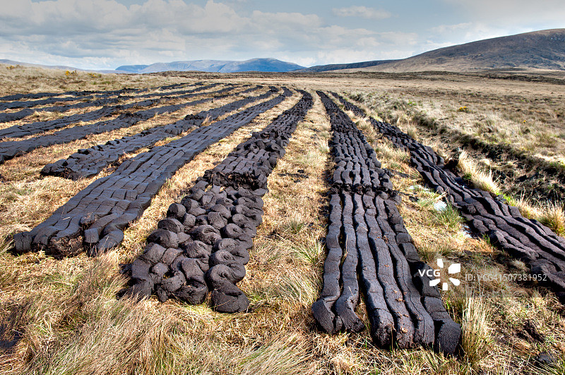 爱尔兰梅奥郡阿基尔岛杜伊加村的泥炭地图片素材