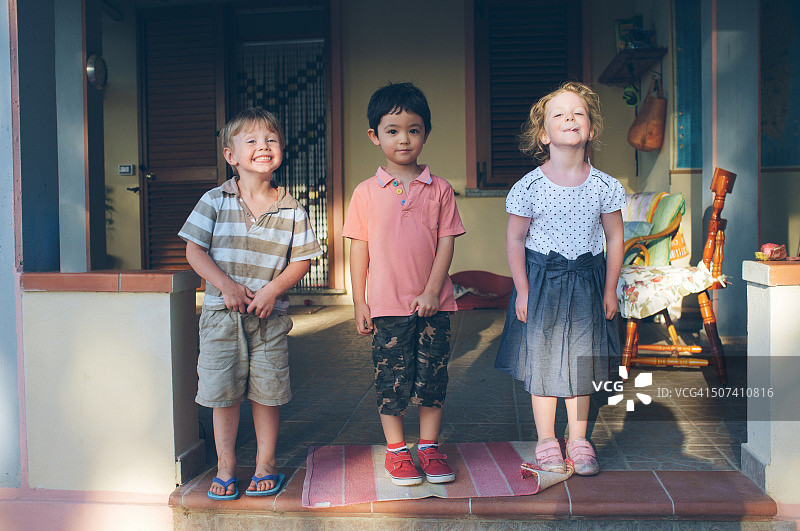 三个朋友在度假别墅的门廊里图片素材