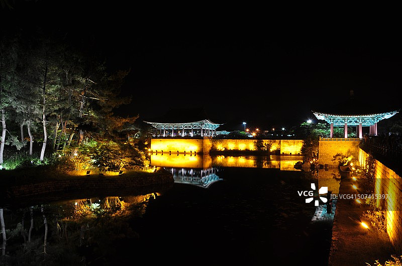 夜色下的雁鸭池图片素材