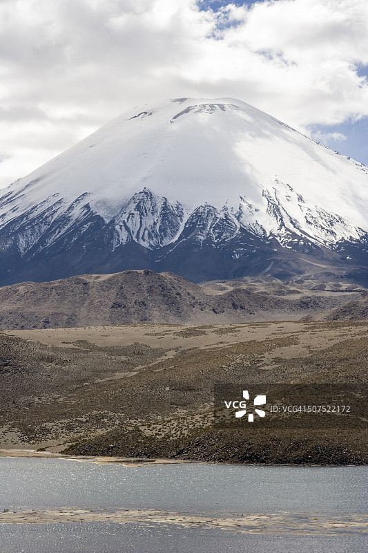 帕里纳科塔火山雪景与琼加拉湖图片素材