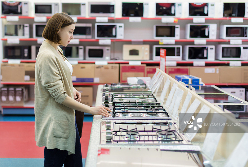 女子购买炉灶图片素材
