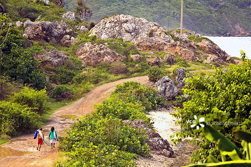 冲浪者在北海岸散步。图片素材