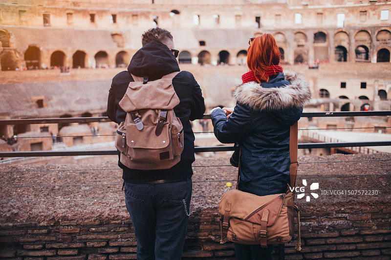 在罗马斗兽场的情侣图片素材