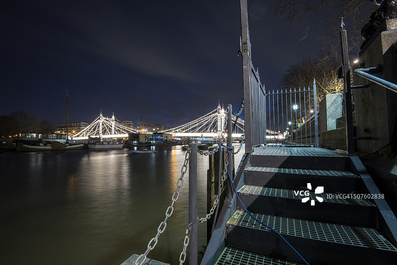 夜幕下的切尔西堤岸图片素材