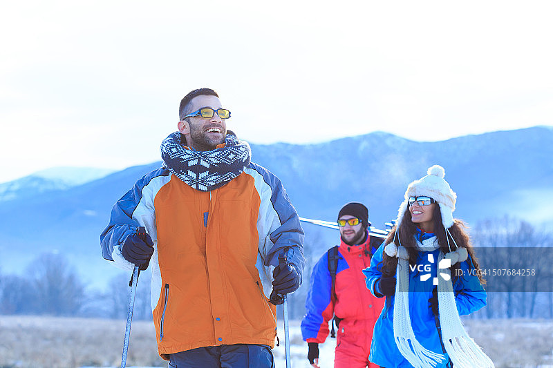 在冬日山中滑雪的三个朋友图片素材