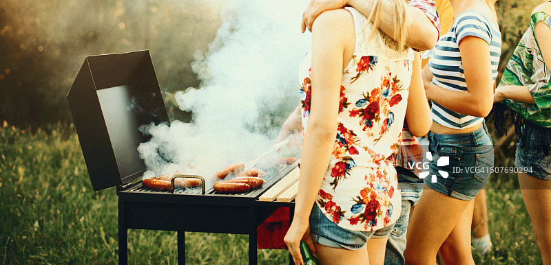 朋友们举办烧烤派对图片素材