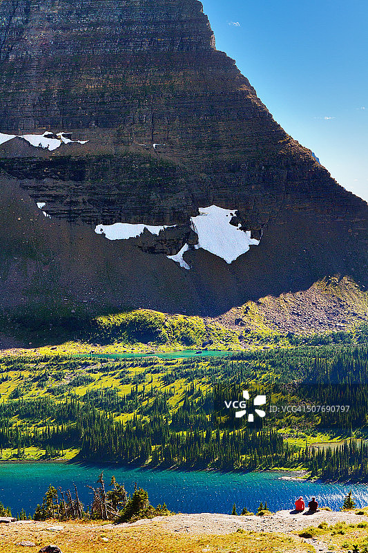 冰川国家公园隐湖上的两个男人图片素材