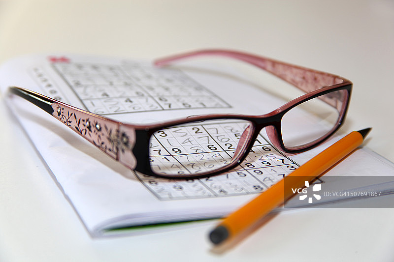 数独游戏和老花镜图片素材