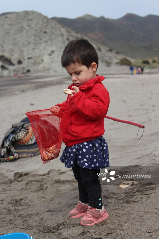 在蒙苏尔海滩，卡波德加塔自然公园的小女孩图片素材