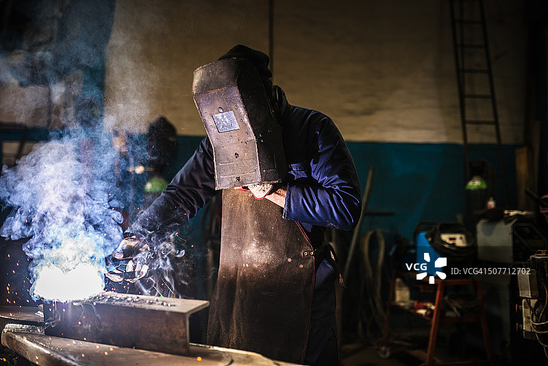 车间里的焊接工人图片素材