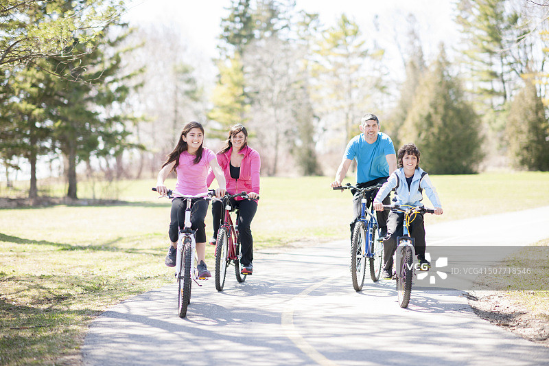 在公园里快乐地骑自行车图片素材
