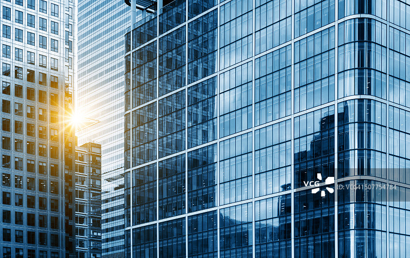 反映蓝天的现代玻璃摩天大楼景观图片素材