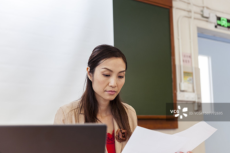 使用笔记本电脑的中国香港女教师图片素材