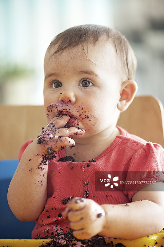 宝宝吃巧克力纸杯蛋糕图片素材