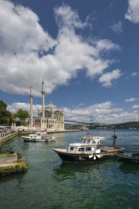 土耳其伊斯坦布尔奥尔塔科伊清真寺和博斯普鲁斯海峡大桥图片素材