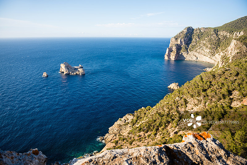 伊维萨岛西北海岸的蓝色大海和悬崖图片素材