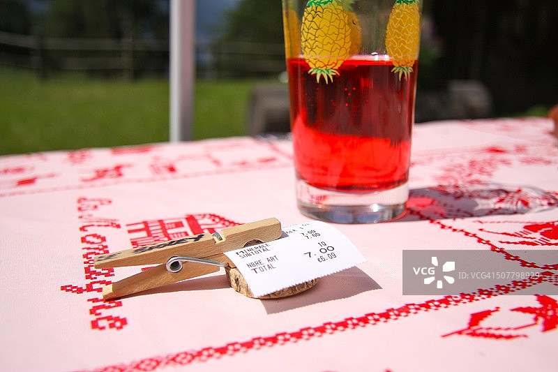 山间咖啡馆，桌上的收据图片素材