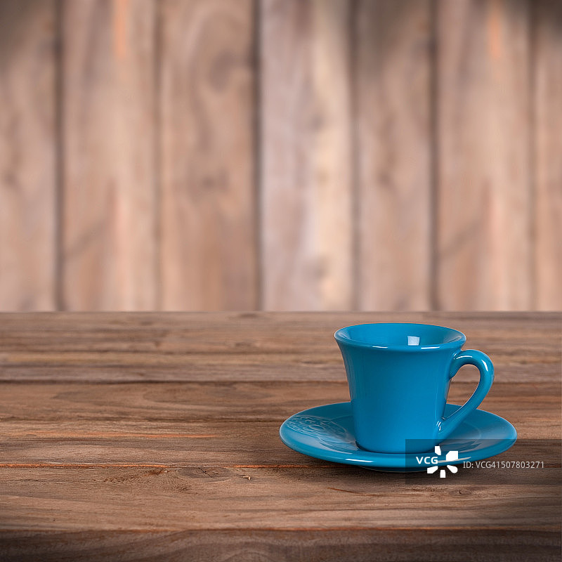 木桌上的空杯子图片素材