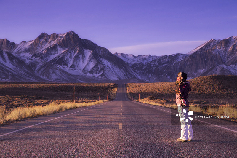沐浴在晨光中的年轻女子图片素材