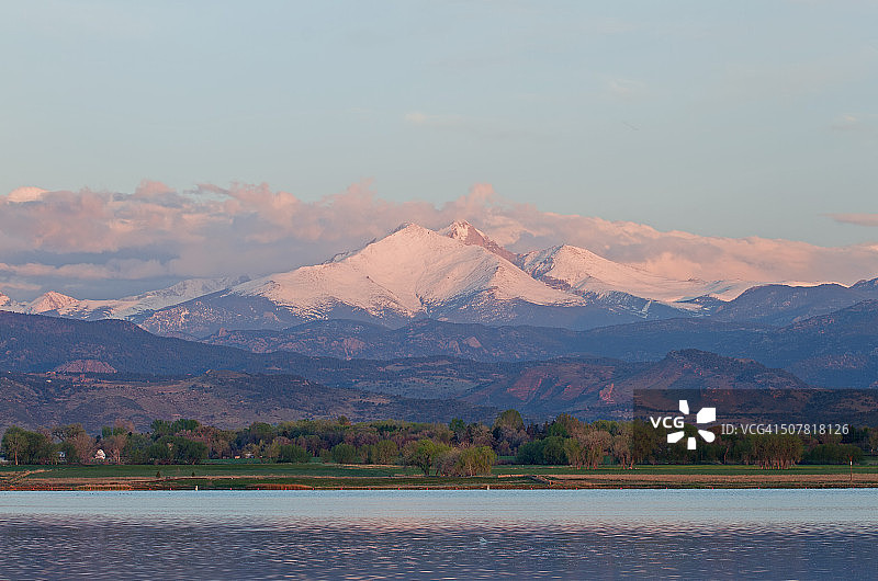 云雾笼罩科罗拉多州的朗峰图片素材